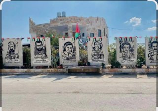 قوات الاحتلال تُحطم جداريات تحمل صور شهداء في قرية الطبقة بمدينة دورا جنوب الخليل....