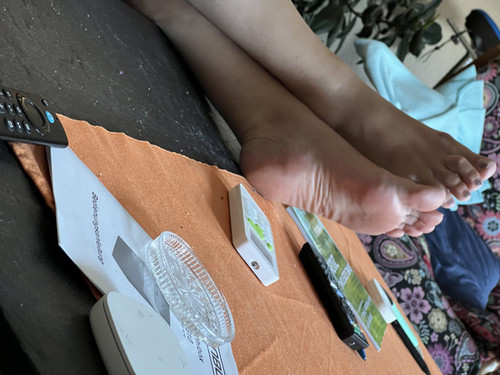 Gelifessel shows her naked feet.jpg