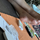 Gelifessel shows her naked feet