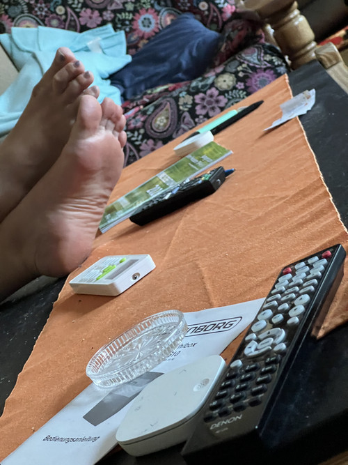 Gelifessel shows her naked feet.jpg