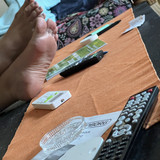 Gelifessel shows her naked feet