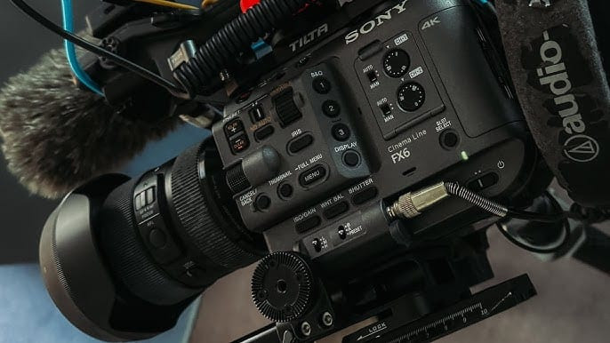 Máy quay Sony FX5 được đặt trên gimbal, sẵn sàng cho các cảnh quay chuyên nghiệp với tính năng Open Gate
