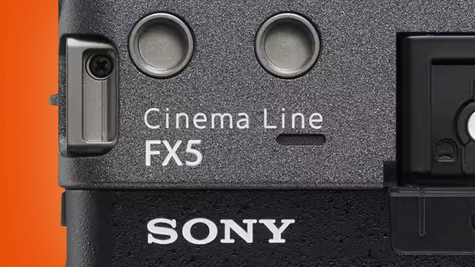 Cận cảnh thiết kế thân máy quay Sony Cinema Line, thể hiện sự tinh tế và chắc chắn của một thiết bị chuyên nghiệp
