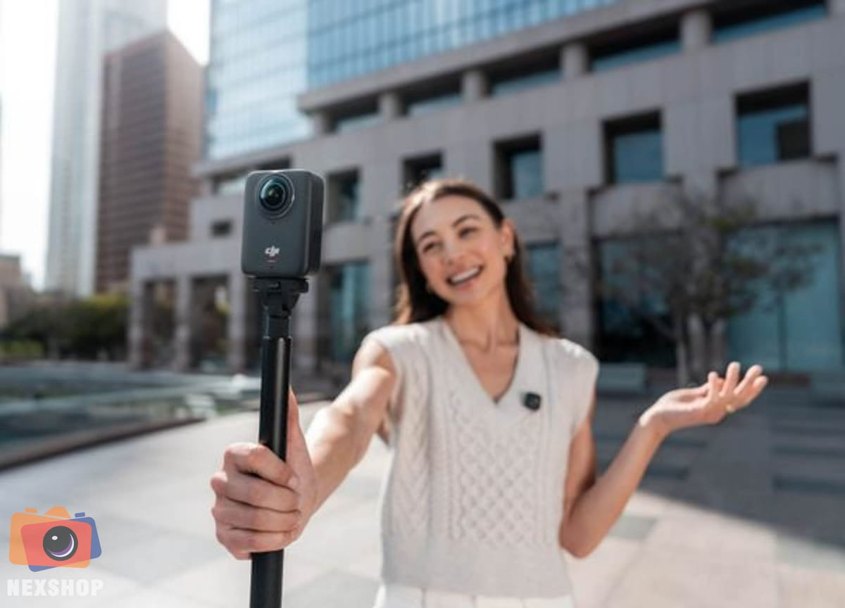 Camera 360 độ DJI Osmo gắn trên gậy tự sướng, quay cảnh hành động trên đường phố.