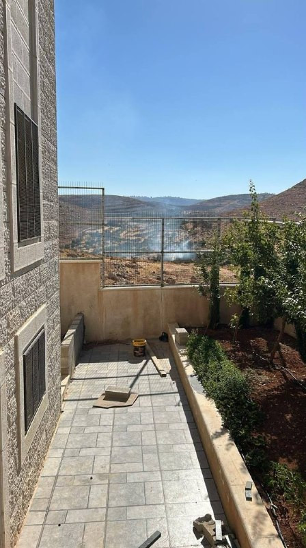 مستوطنون يضرمون النار في أرض قرب مدخل قرية المغير، شمال شرق رام الله....