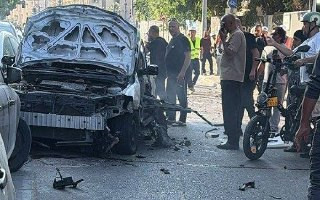 صورة | مقتل رجلين في جريمة إطلاق نار وقعت بمدينة قلنسوة، فيما قتل رجل آخر وأُصيب طفله بجروح إثر انفجار عبوة ناسفة في مركبة في مدينة يافا بالداخل المحت...