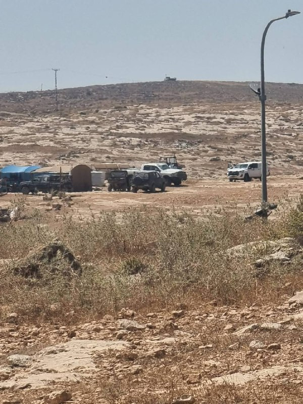 صورة | تجمع كبير للمستوطنين في البؤرة الاستيطانية المقامة قرب مساكن المواطنين في خربة اقواويس بمسافر يطا جنوبي الخليل، وذلك بعد قرار بإزالة كرفان وضعه...