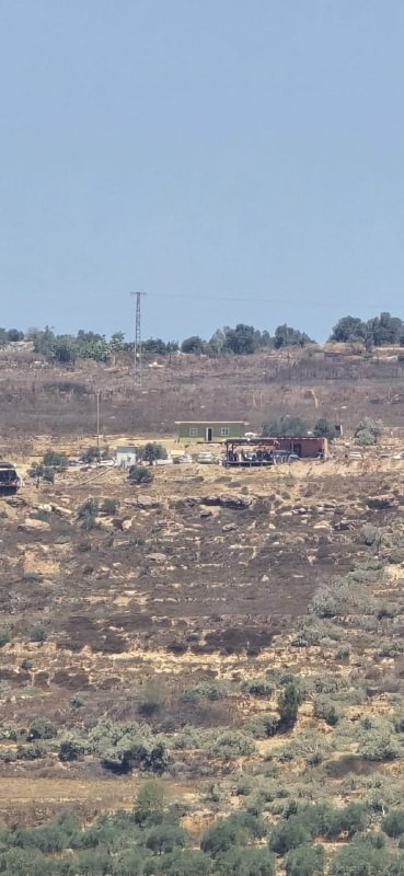 صورة| توافد أعداد كبيرة من المستوطنين إلى البؤرة الاستيطانية المقامة على أراضي قرية مادما جنوب نابلس....