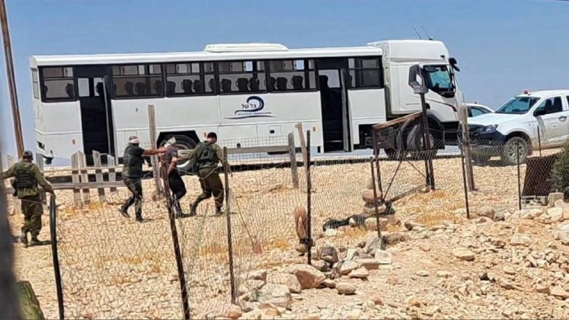 صورة| قوات الاحتلال تعتقل عددًا من العمال الفلسطينيين بعد مطاردة مركبتهم شرق يطا جنوب محافظة الخليل....