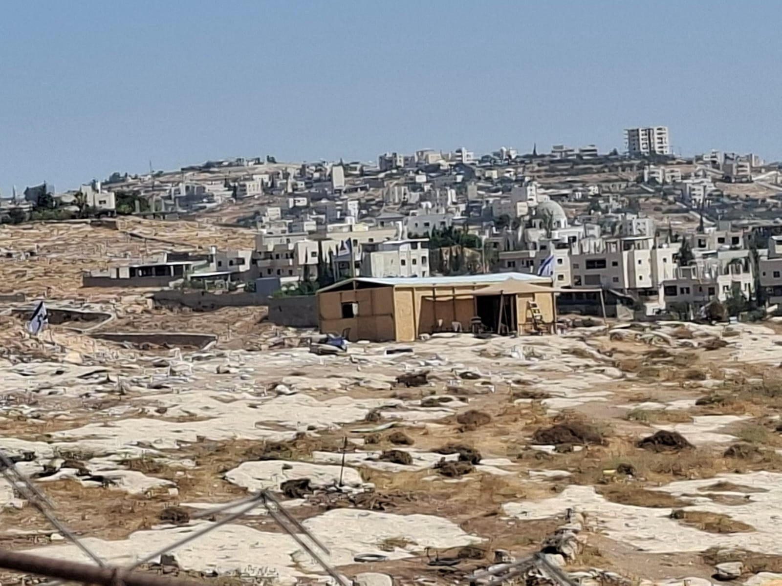 مستوطنون يوسعون البؤرة الاستيطانية المقامة على أراضي قرية جناتا، جنوب بيت لحم....