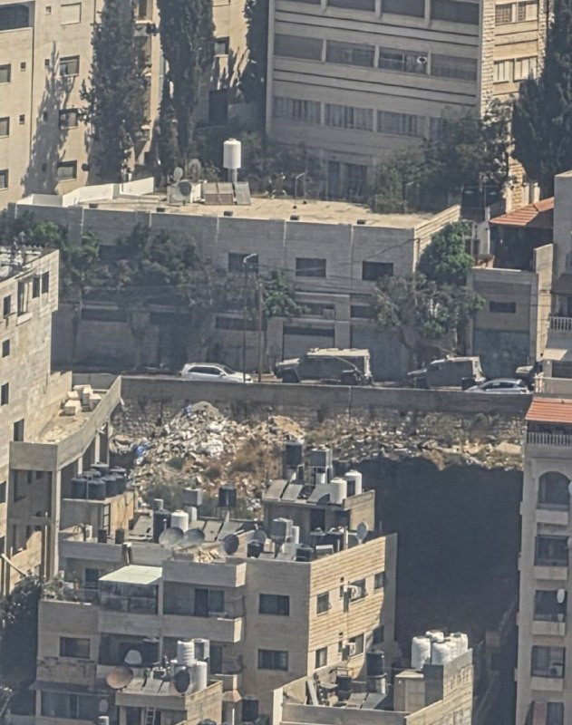 صورة| قوات الاحتلال تداهم منزلًا في شارع السكة بمدينة نابلس...
