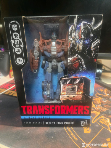 Transformers Studio Series Voyager Age Of Extinction Optimus Prime In Hand Images.jpg