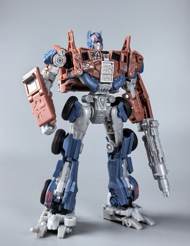 Transformers Studio Series Voyager Age Of Extinction Optimus Prime In Hand Images 12.jpg