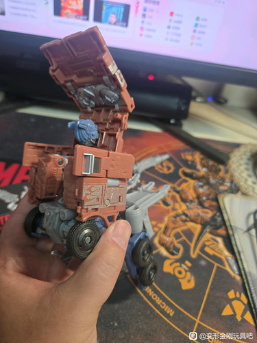 Transformers Studio Series Voyager Age Of Extinction Optimus Prime In Hand Images 7.jpg