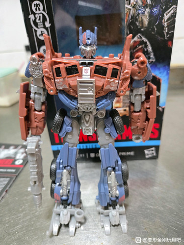Transformers Studio Series Voyager Age Of Extinction Optimus Prime In Hand Images 2.jpg