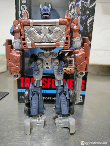 Transformers Studio Series Voyager Age Of Extinction Optimus Prime In Hand Images 3.jpg