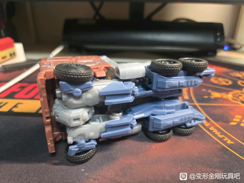 Transformers Studio Series Voyager Age Of Extinction Optimus Prime In Hand Images 10.jpg