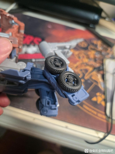Transformers Studio Series Voyager Age Of Extinction Optimus Prime In Hand Images 6.jpg