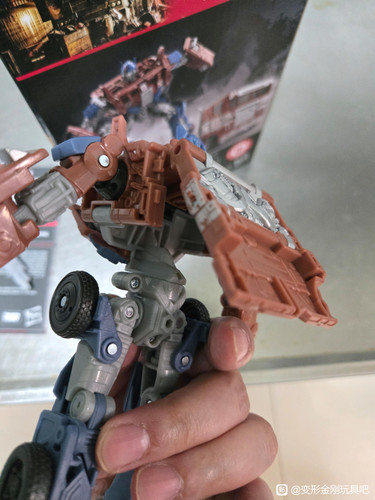 Transformers Studio Series Voyager Age Of Extinction Optimus Prime In Hand Images 5.jpg