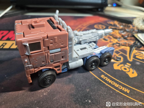Transformers Studio Series Voyager Age Of Extinction Optimus Prime In Hand Images 8.jpg