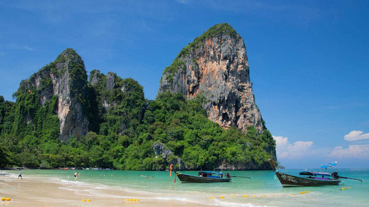 Thailand Floating Hotels — River Kwai and Beyond, the Most Unique Stays