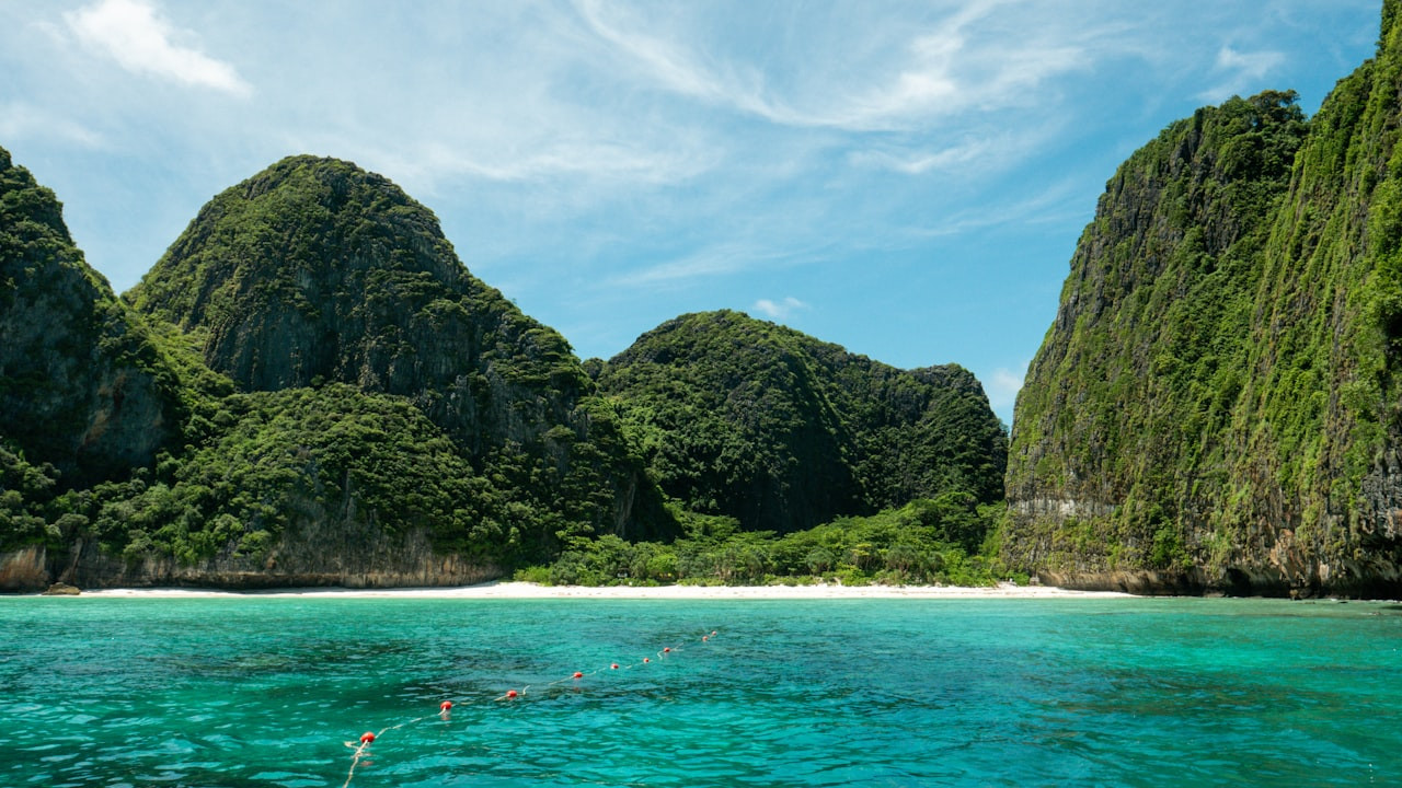 Thailand Best Snorkeling Spots — Where to Stay for Underwater Adventures