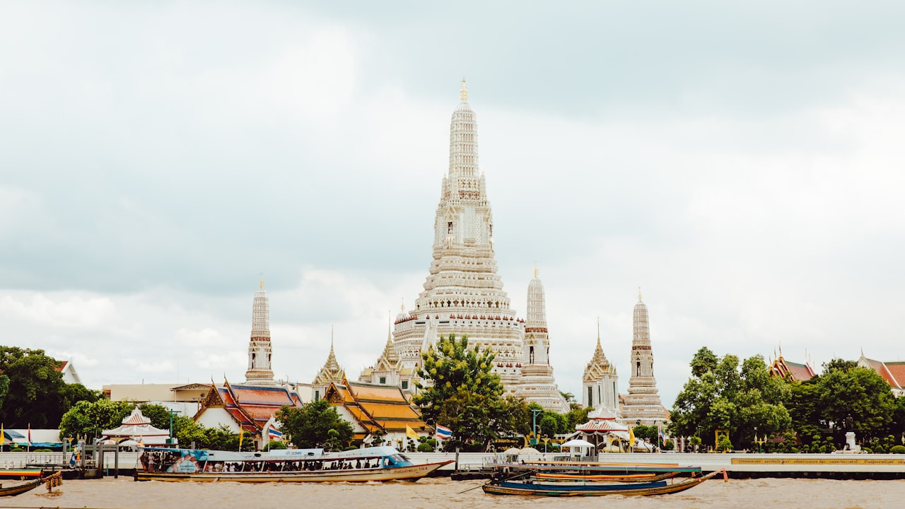 Hotels Near Chatuchak Weekend Market Bangkok — Where to Stay and Shop