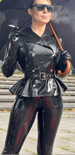 [im9.eu]mediamarkt nurnberg langwasser anna rosenmuller latex gummi smoking verkauferin.jpg