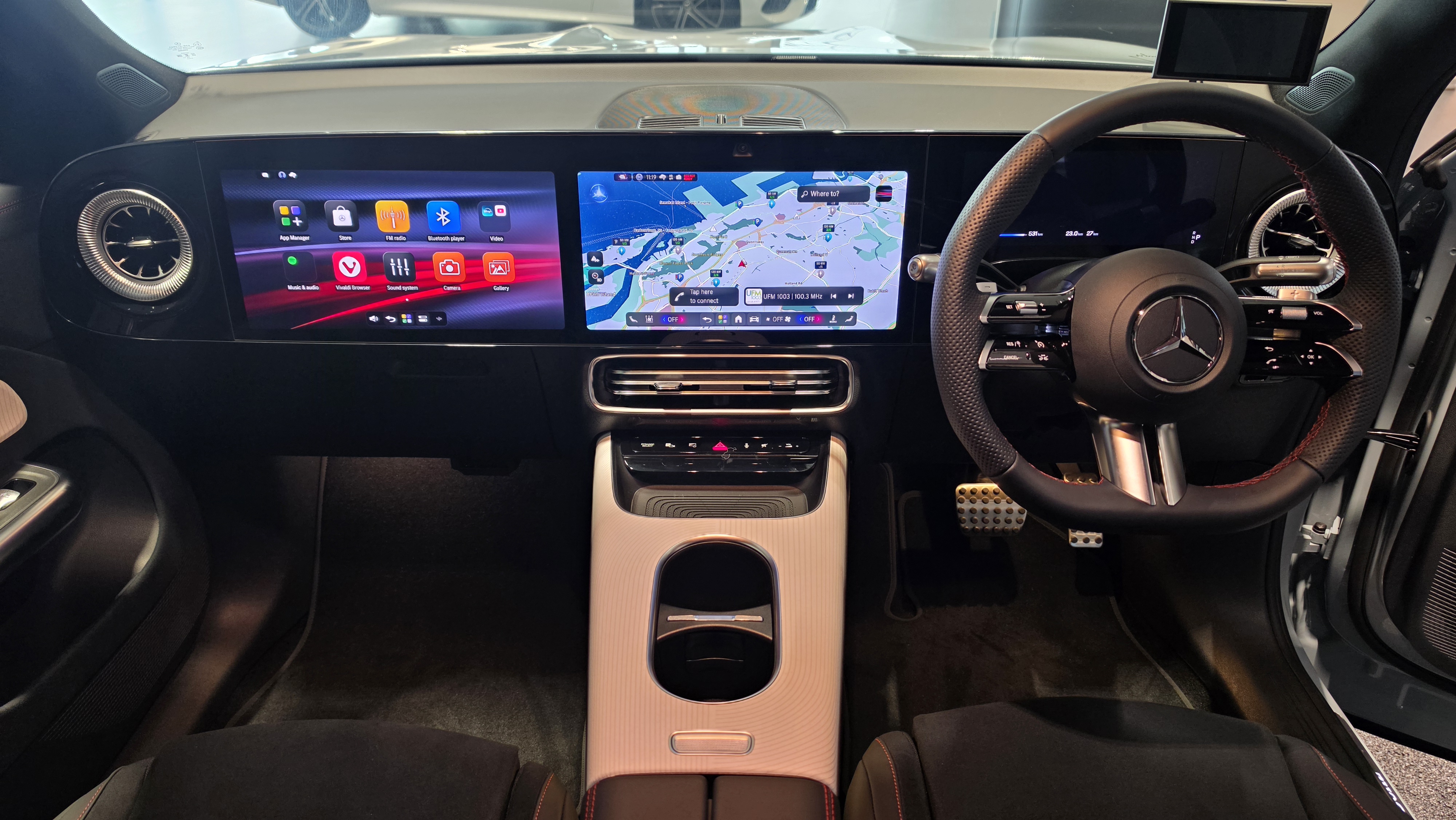 Mercedes-Benz GLB 250+ AMG Line triple display MBUX Superscreen cockpit