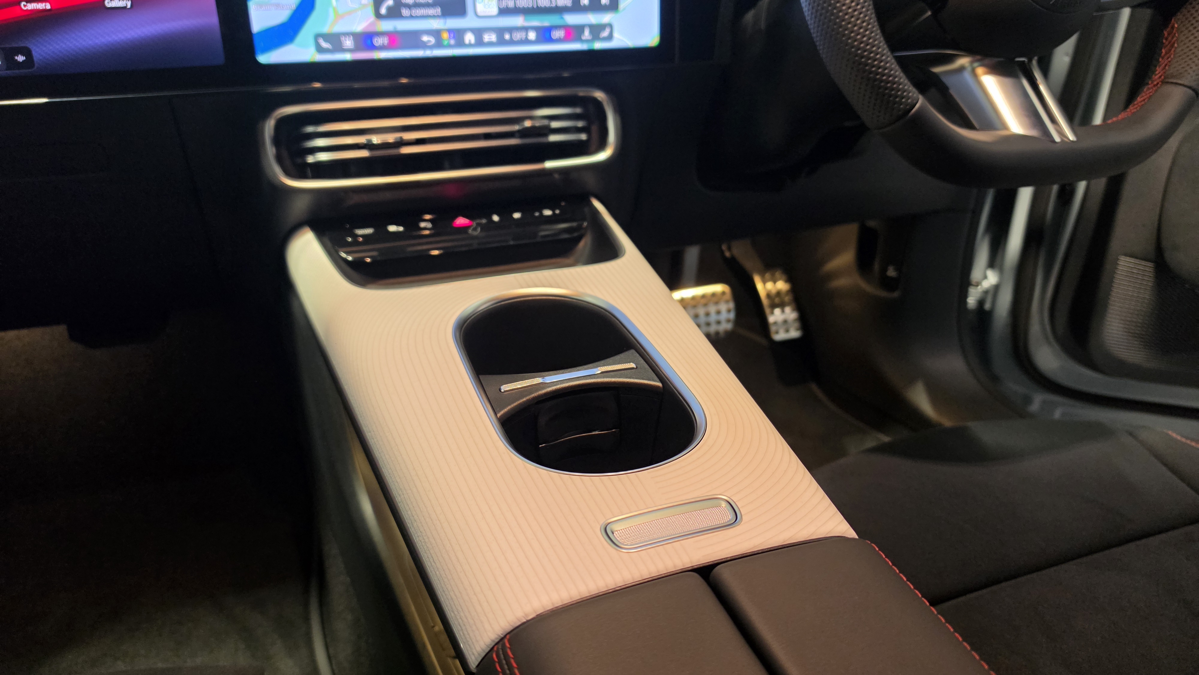 Mercedes-Benz GLB electric centre console cup holders wireless charging