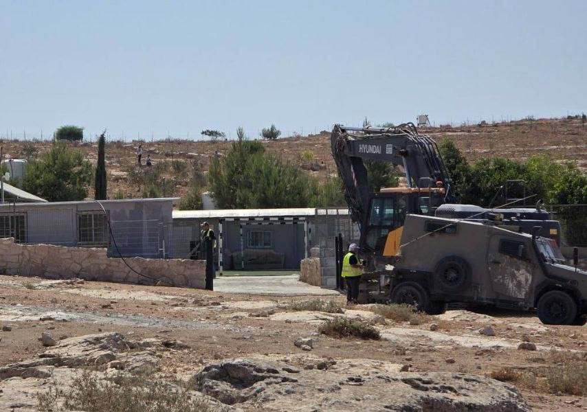 صورة | جرافات الاحتلال تشرع بهدم مدرسة في منطقة قواويس بمسافر يطا جنوب الخليل....