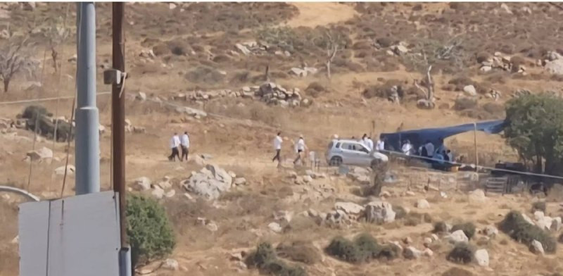 صورة| مستوطنون يتجمعون داخل البؤرة الاستيطانية المستحدثة عند المدخل الشرقي لبلدة سنجل شمال رام الله....