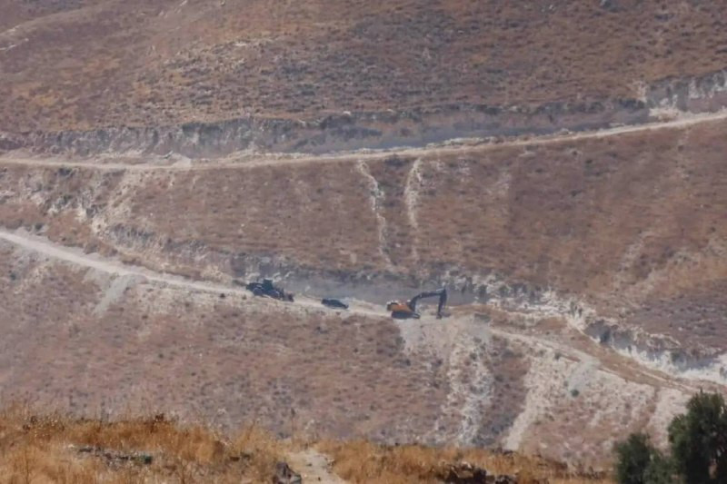 الاحتلال الإسرائيلي يجرف أراضٍ لشق طريق جديد بمنطقة وادي الرقاد قرب بلدة معرية بريف درعا الغربي....