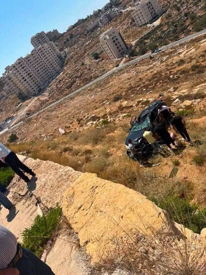 ⁨انقلاب مركبة تقودها فتاة أثناء خروجها من مصف جامعة بيرزيت الخارجي....