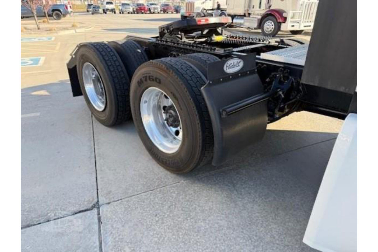 Photo 2 of Peterbilt 579