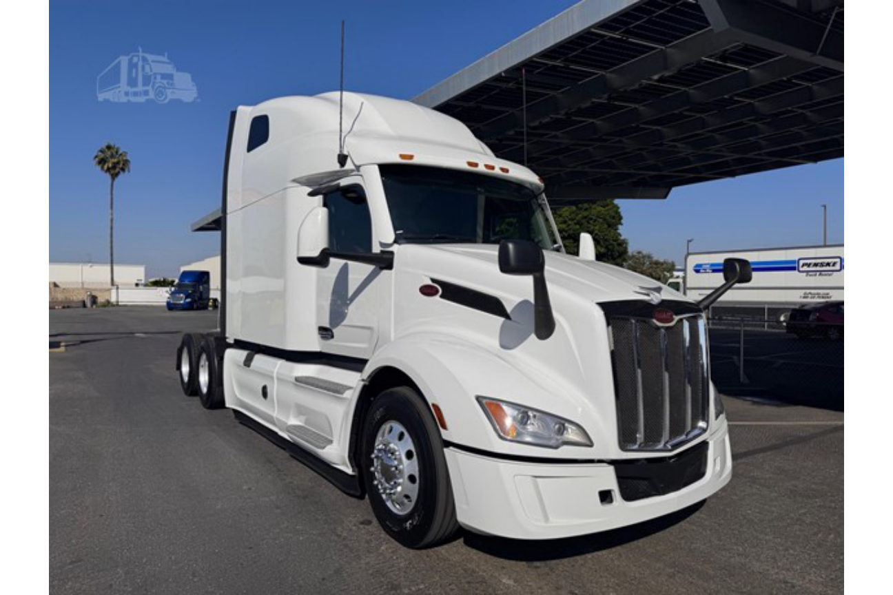 Photo 2 of Peterbilt 579