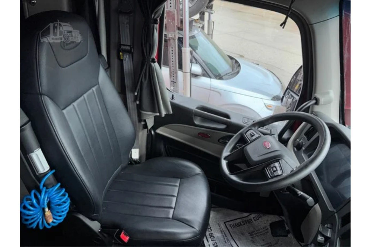 Photo 3 of Peterbilt 579
