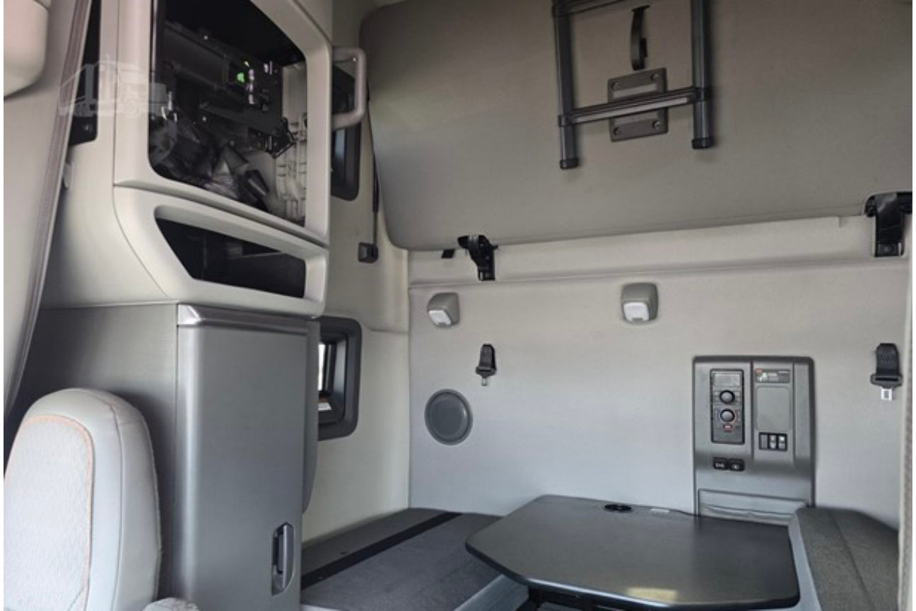 Photo 6 of Volvo VNL64T760