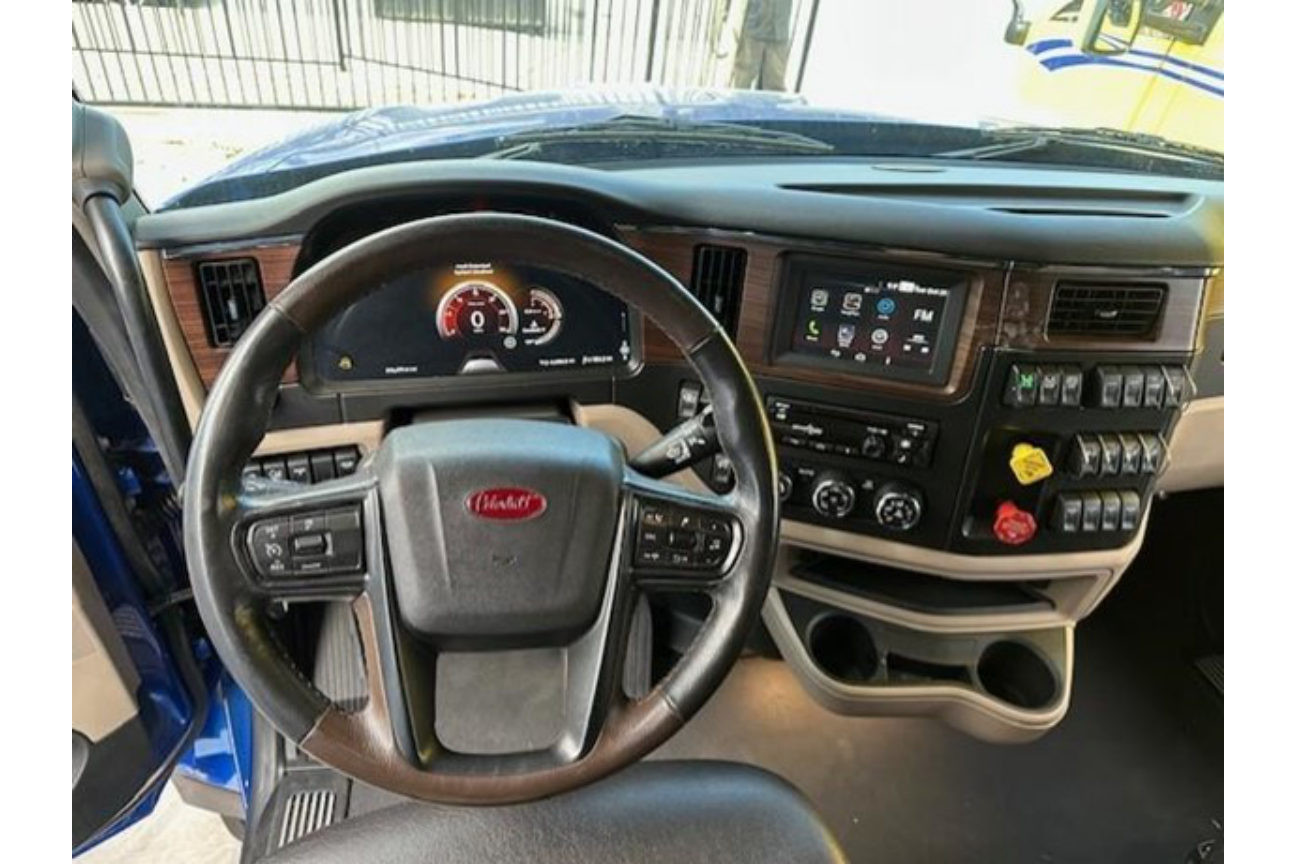 Photo 3 of Peterbilt 579