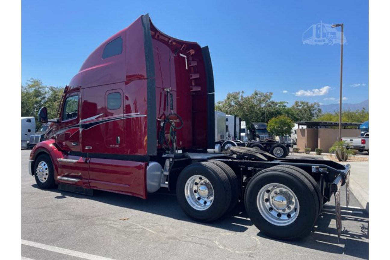 Photo 2 of Peterbilt 579