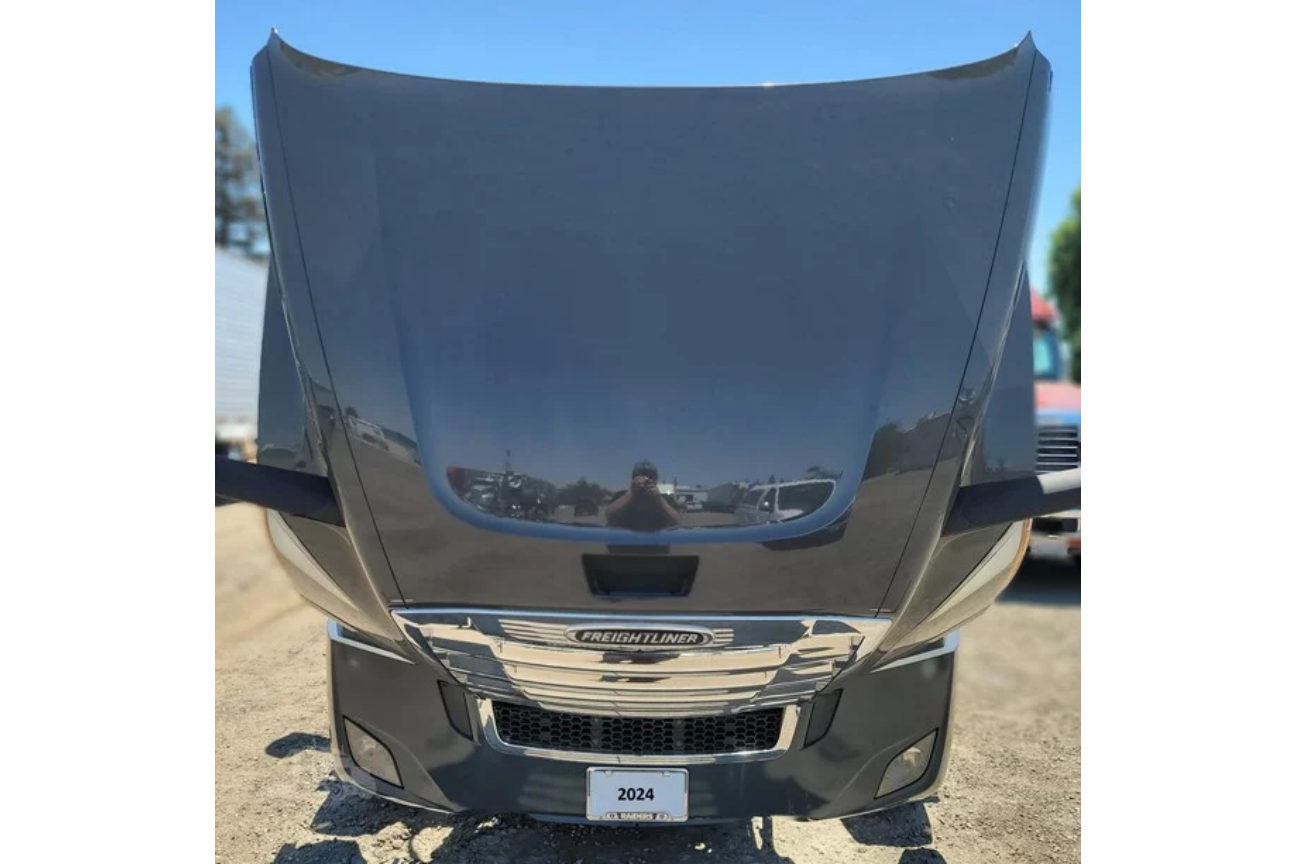 Photo 2 of Freightliner Cascadia 126