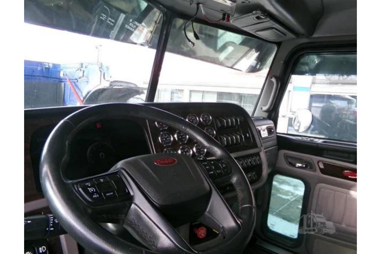 Photo 3 of Peterbilt 389