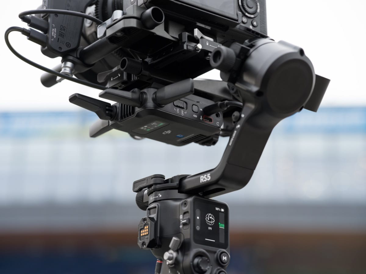 Ảnh chụp cận cảnh gimbal RS 5 gắn máy ảnh, thể hiện cấu trúc và các bộ phận điều khiển chuyên nghiệp