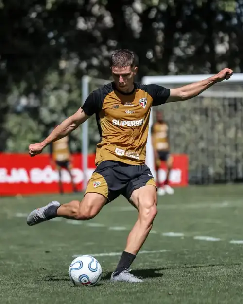 TÁ VOANDO! Joia da base brilha com belos gols em treino aberto do São Paulo