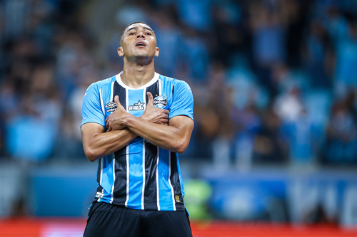 lg noticias gra mio vence sa o paulo com dois gols de carlos vina cius 45109.jpg