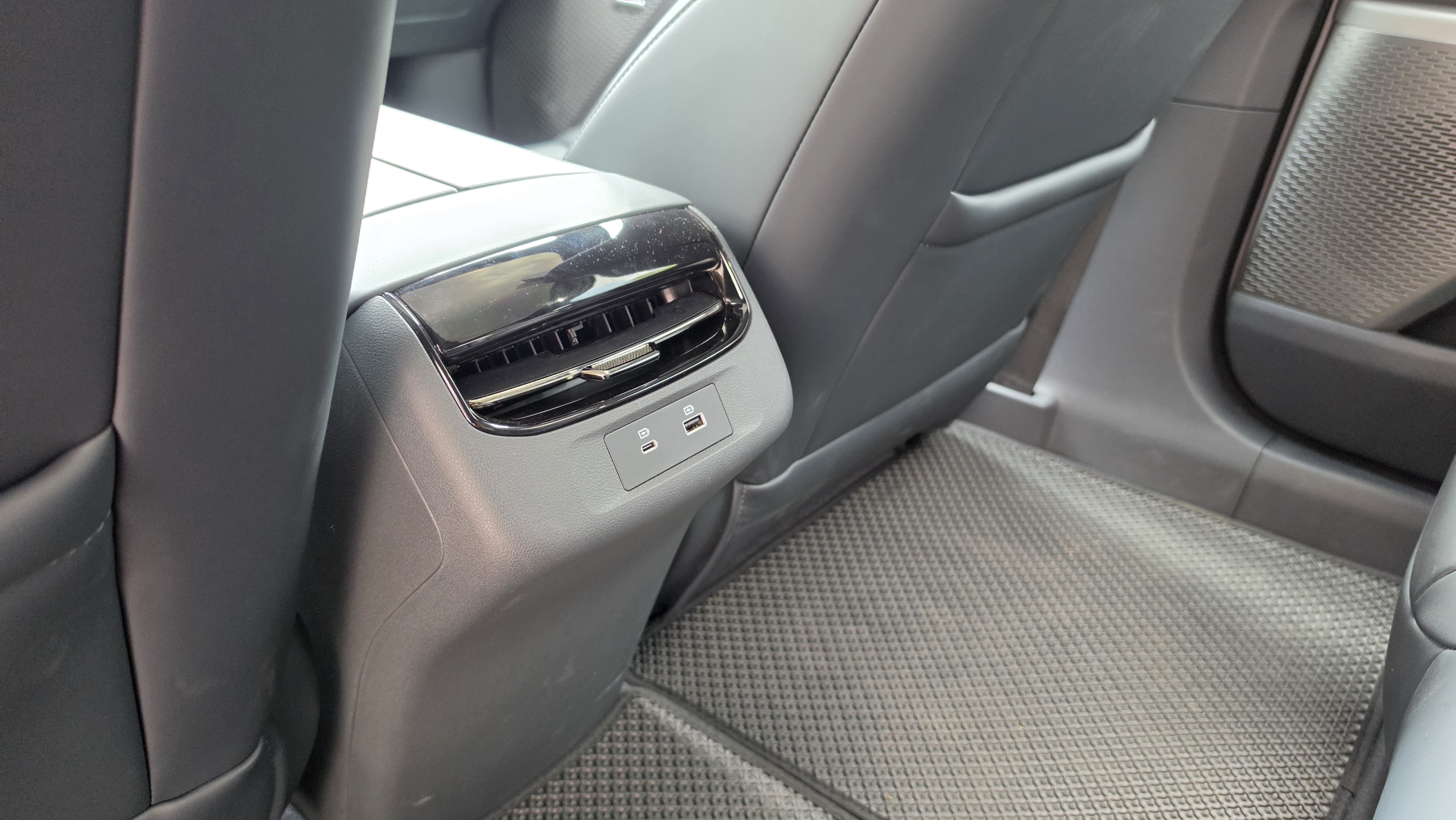 Dongfeng 007 rear USB-C USB-A ports and manual aircon vents