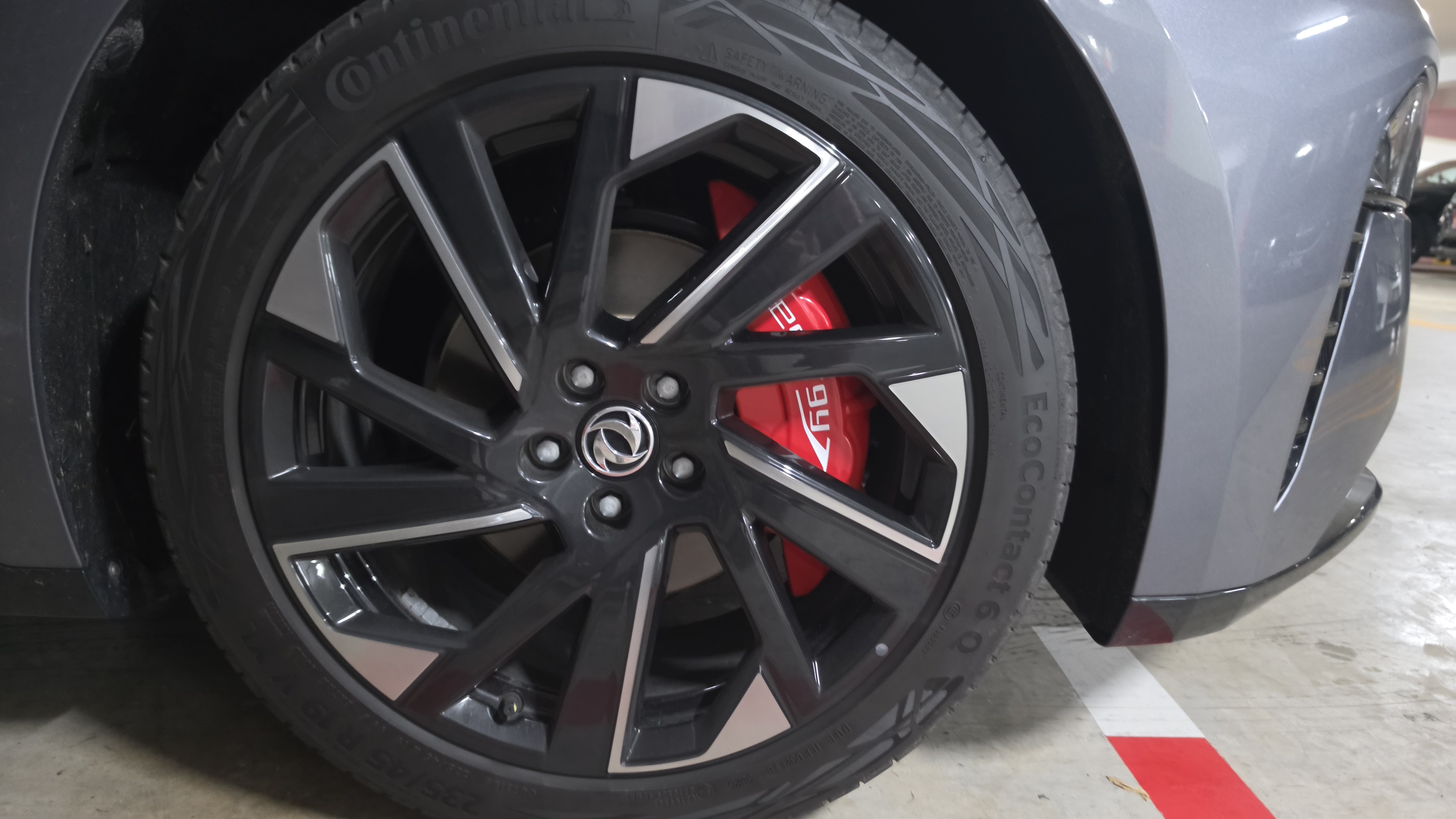 Dongfeng 007 four-pot brake calipers