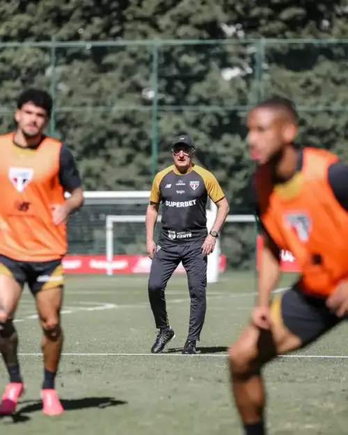 São Paulo faz treino tático com Victor Sá e atualiza situação médica de Lucas Moura