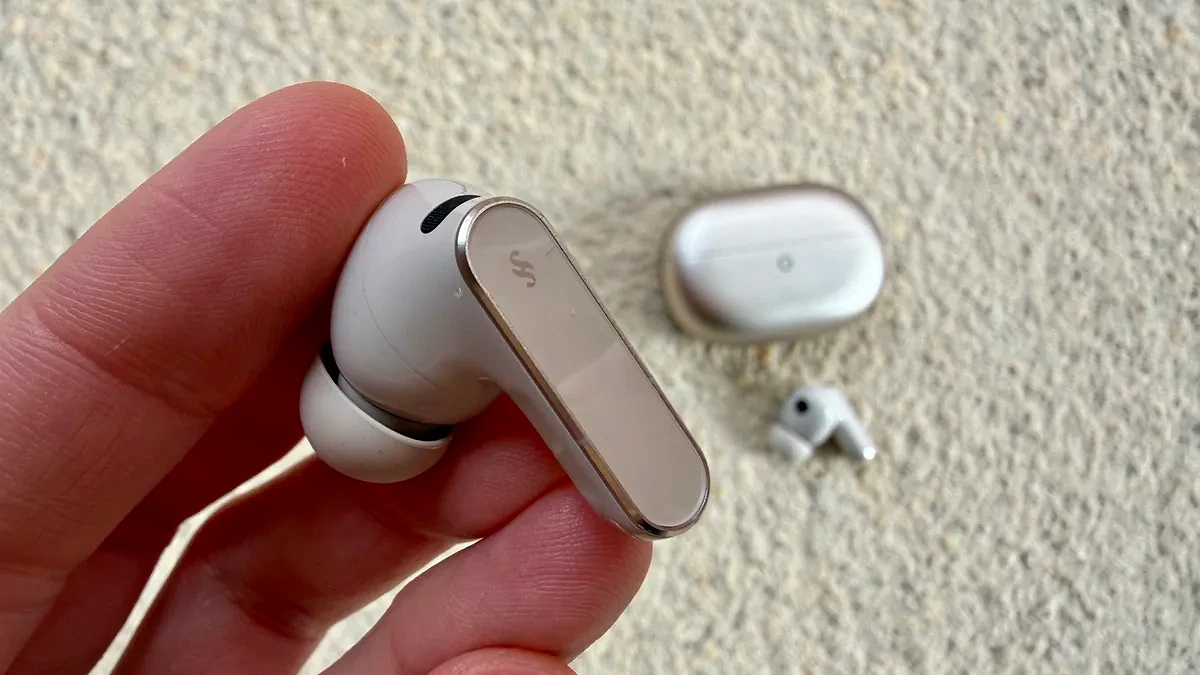 One of the Huawei FreeBuds Pro 5 buds held between fingertips