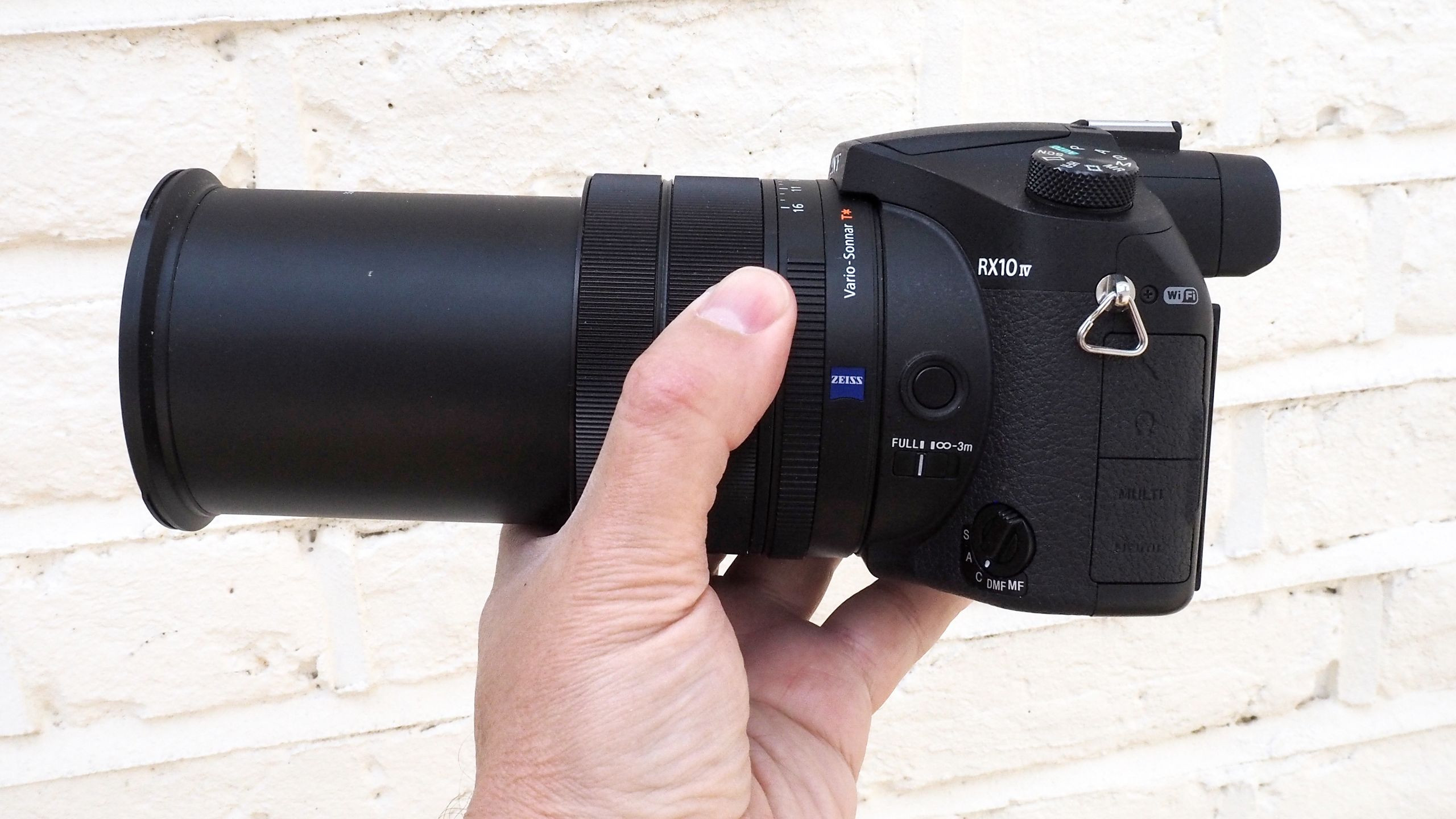 Sony RX10 V: Siêu Zoom 2000mm Cân Bằng Chất Lượng & Tiện Lợi